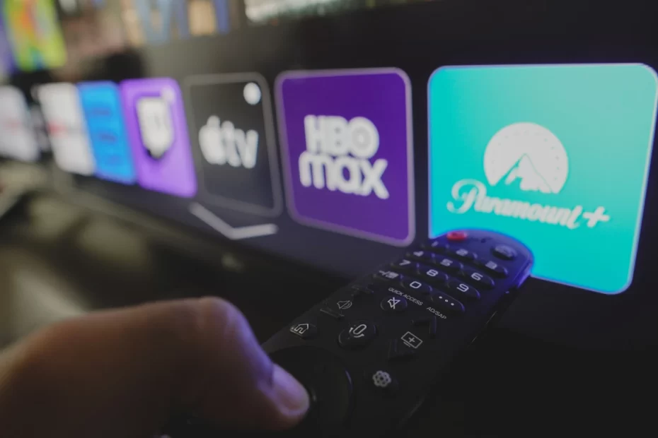 Imagem de um controle em frente à televisão